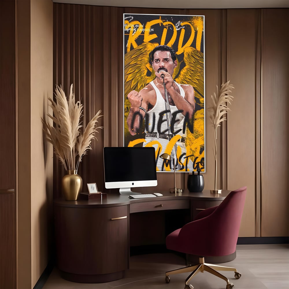 Tablou canvas cu tablou canvas cu freddie mercury, in rama de aluminiu argintiu, pe perete intr-un birou